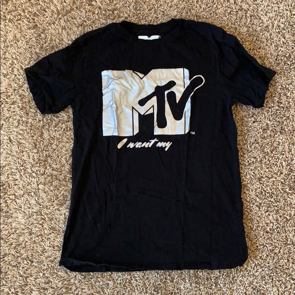 M TV black graphic tee